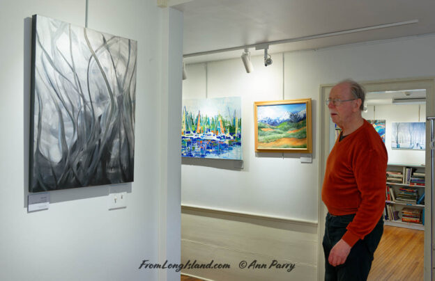 Manhasset, New York, U.S. Manhasset, New York, U.S. Manhasset, New York, U.S. BOB STUHMER looks at "Silver Dawn" - an oil and metallic pigment painting by LINDA LOUIS - at The Art Guild reception and awards ceremony for its Escape: Landscapes, Seascapes, Cityscapes Juried Exhibition & Competition.