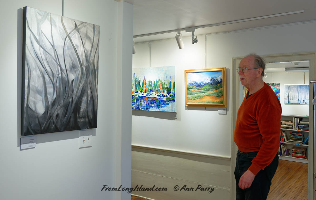 Manhasset, New York, U.S. Manhasset, New York, U.S. Manhasset, New York, U.S. BOB STUHMER looks at "Silver Dawn" - an oil and metallic pigment painting by LINDA LOUIS - at The Art Guild reception and awards ceremony for its Escape: Landscapes, Seascapes, Cityscapes Juried Exhibition & Competition.